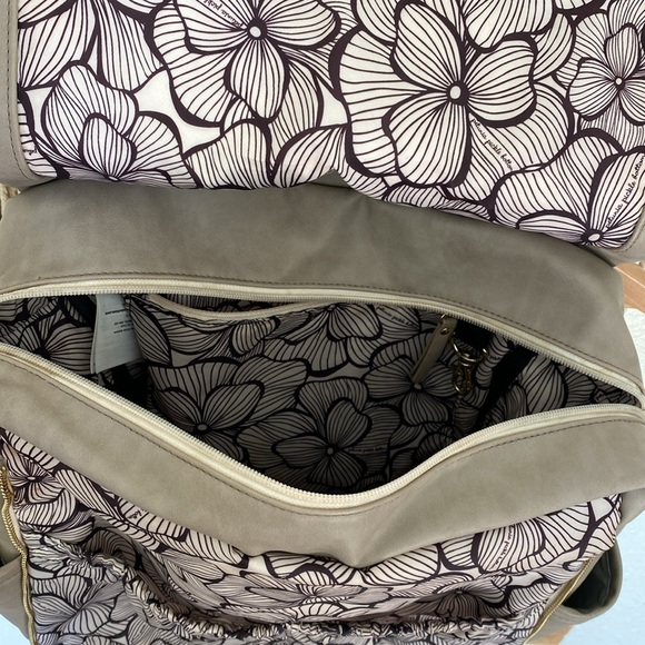Petunia Pickle Bottom Taupe Diaper Backpack boxy - Picture 4 of 8